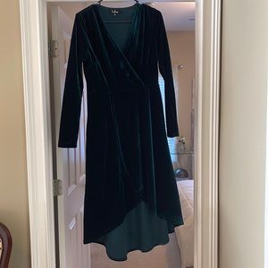 Lulu’s Long Sleeve Velvet Dress in Emerald Green